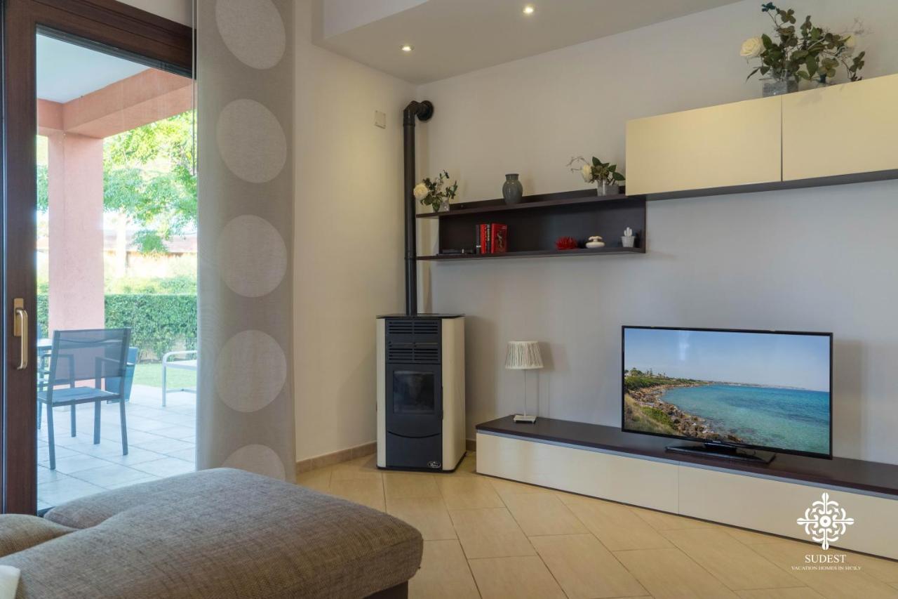 Villa Seaside - Beach Retreat With Jacuzzi Syrakus Exterior foto