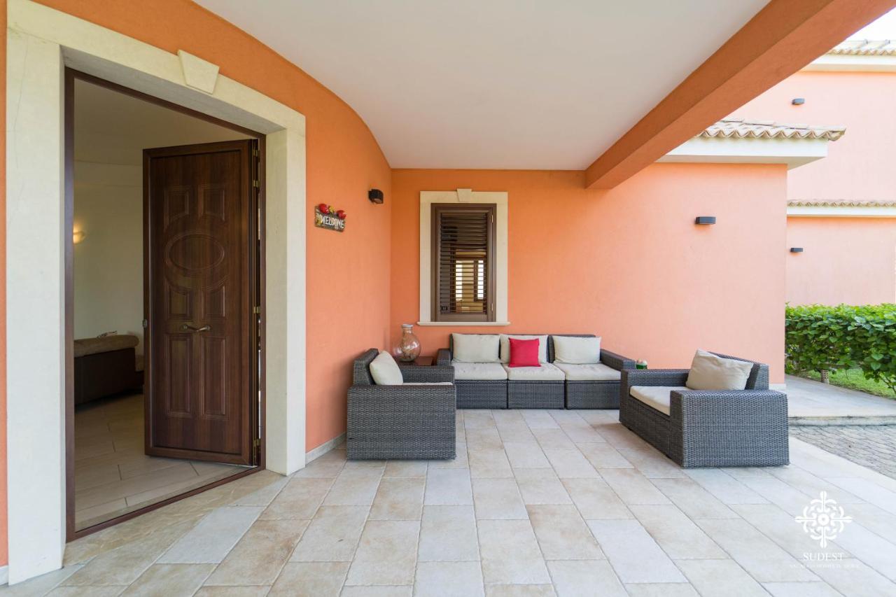 Villa Seaside - Beach Retreat With Jacuzzi Syrakus Exterior foto