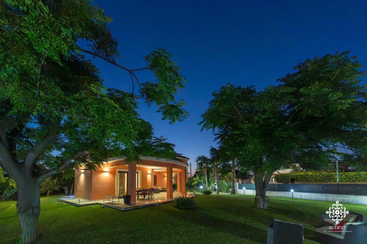Villa Seaside - Beach Retreat With Jacuzzi Syrakus Exterior foto
