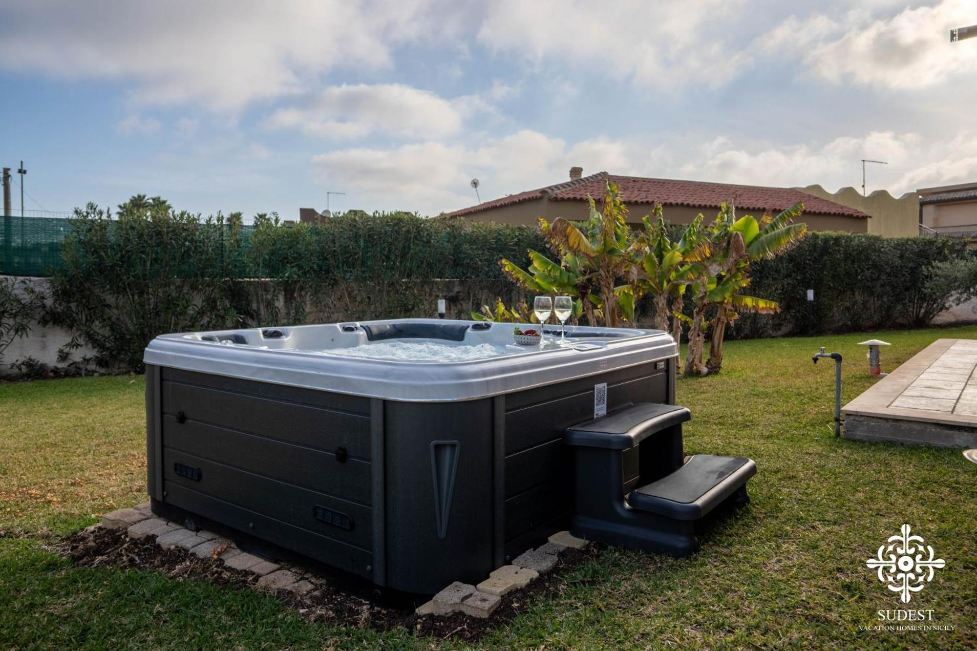 Villa Seaside - Beach Retreat With Jacuzzi Syrakus Exterior foto